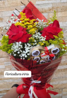 Buquê 3 Rosas vermelhas 1 coração de chocolate 60g